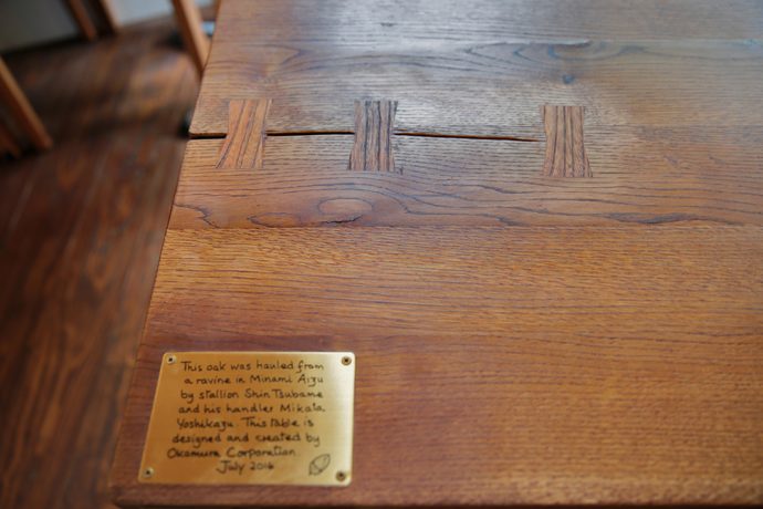 ひび割れた木テーブルの新たな価値